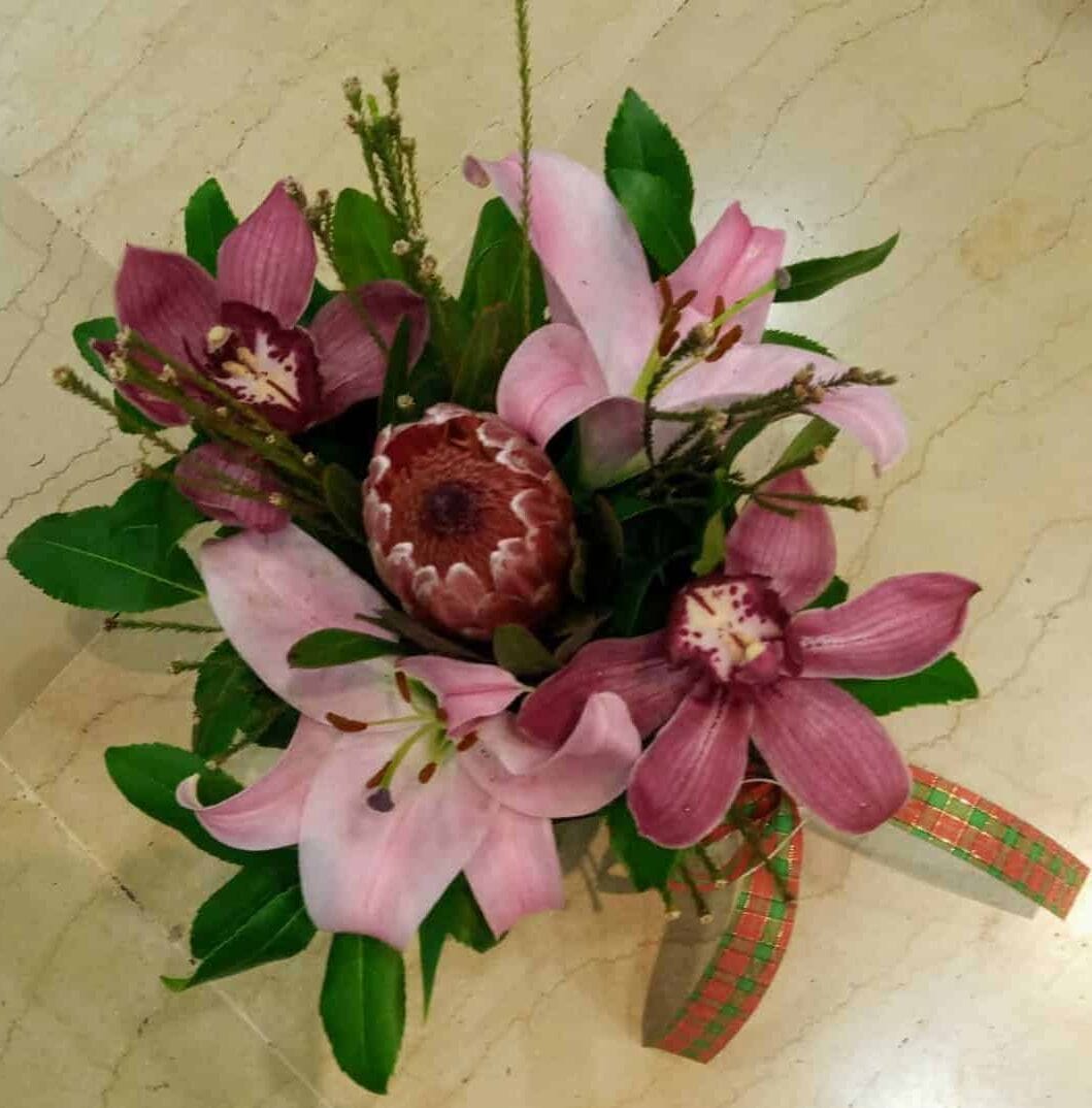 Ανθοσύνθεση με ορχιδέες, λίλιουμ, οριεντάλ Ανθοσύνθεση με ορχιδέες, λίλιουμ, οριεντάλ