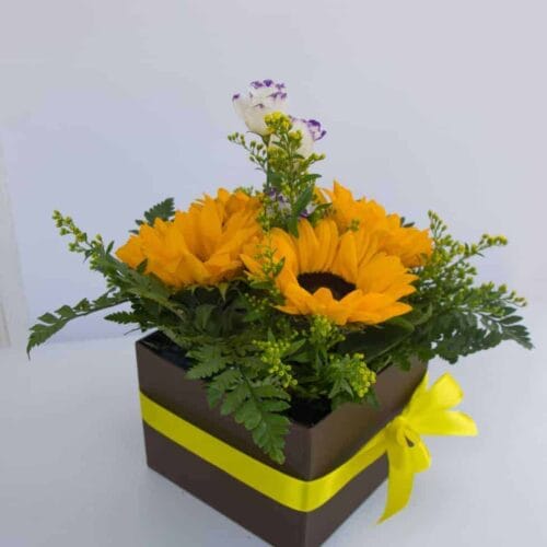 Alternative view of Ανθοσύνθεση σε τετράγωνο κουτί με 4 ηλιοτρόπια