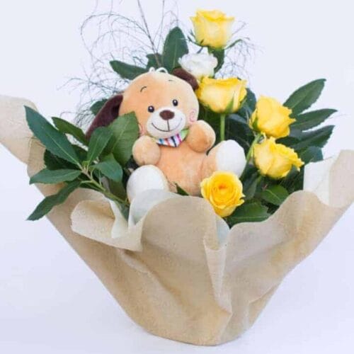 Ανθοσύνθεση με τριαντάφυλλα και λούτρινο ζωάκι