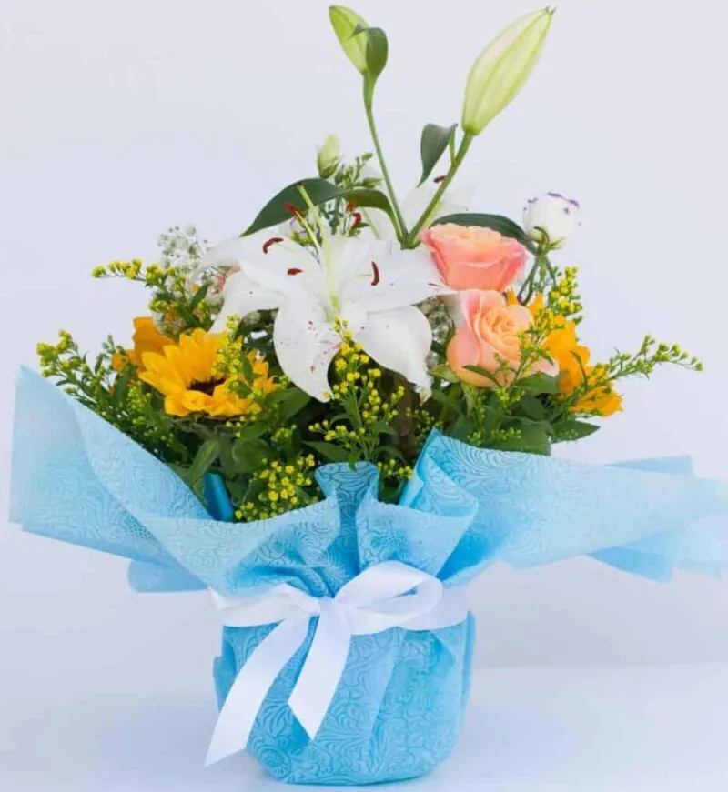 Ανθοσύνθεση με τριαντάφυλλα, ηλιοτρόπια και λίλιουμ Ανθοσύνθεση