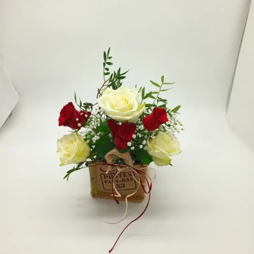 Πολύχρωμη ανθοσύνθεση με τριαντάφυλλα