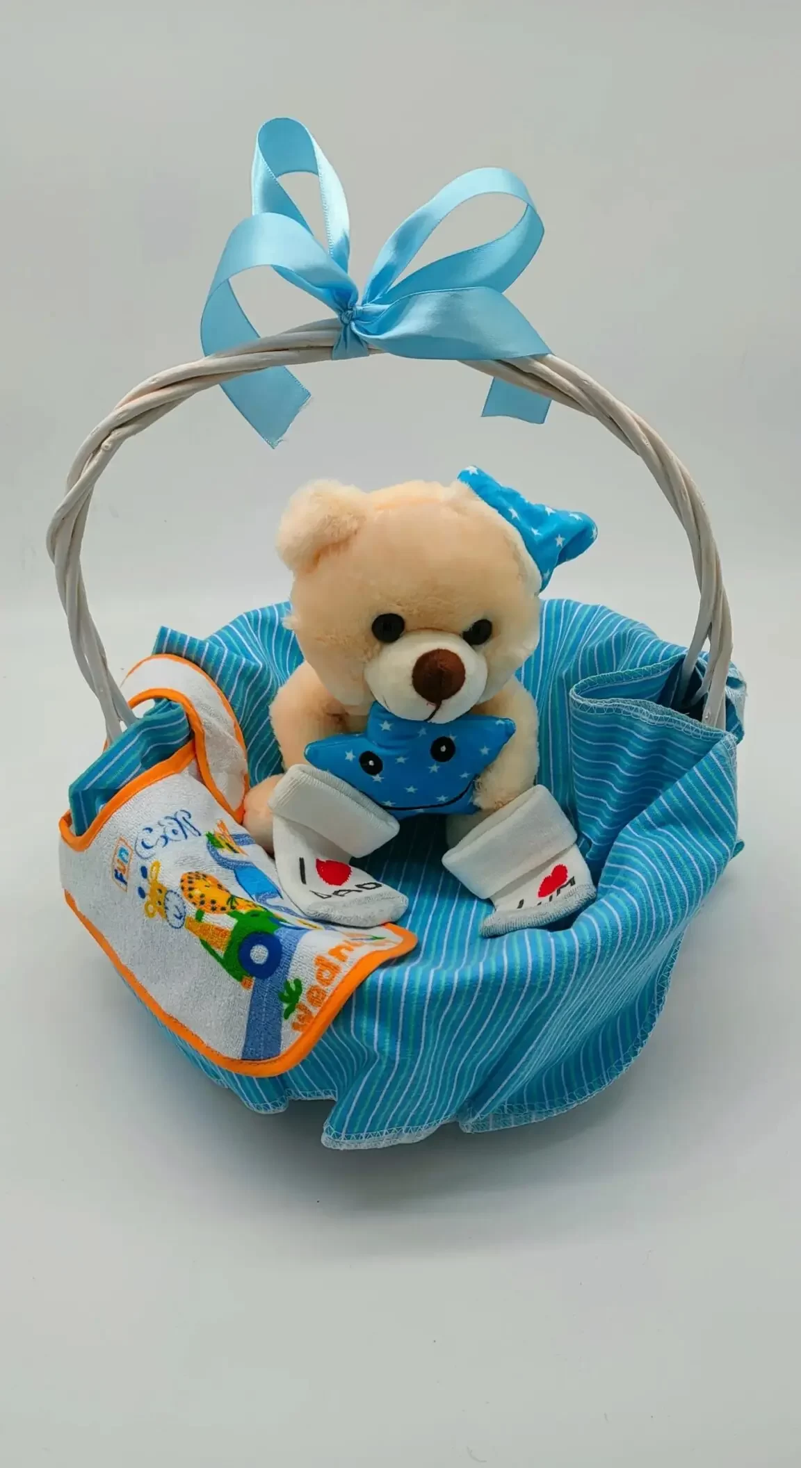 💎 Premium Σύνθεση Δώρου “Little Prince Basket” 🍼 Σύνθεση σε πλεκτό καλάθι για αγόρι