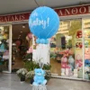 Γιγάντιο γαλάζιο αερόστατο μπαλόνι με ήλιο και μπλε αρκουδάκι μπροστά από το ανθοπωλείο Dragatakis Flowers.