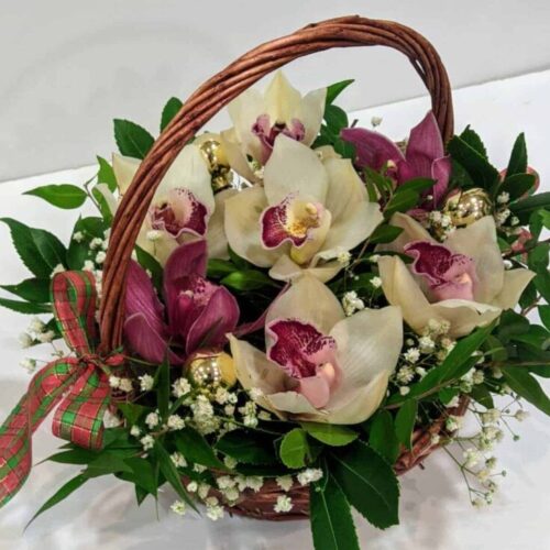 Ανθοσύνθεση σε καλάθι με ορχιδέες σιμπίντιουμ