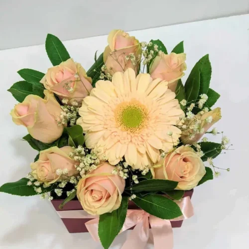 Ανθοσύνθεση 9 λουλουδιών σε τετράγωνο κουτί