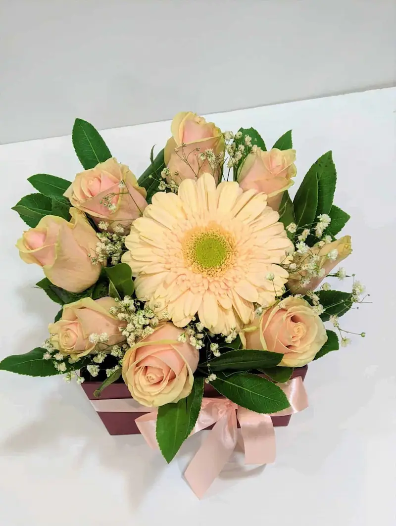 Ανθοσύνθεση 9 λουλουδιών σε τετράγωνο κουτί 2 Ανθοσύνθεση 9 λουλουδιών σε τετράγωνο κουτί