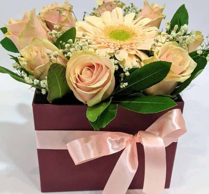 Ανθοσύνθεση 9 λουλουδιών σε τετράγωνο κουτί Ανθοσύνθεση 9 λουλουδιών σε τετράγωνο κουτί