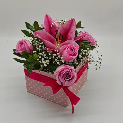 Ανθοσύνθεση σε τετράγωνο ροζ πουά κουτί