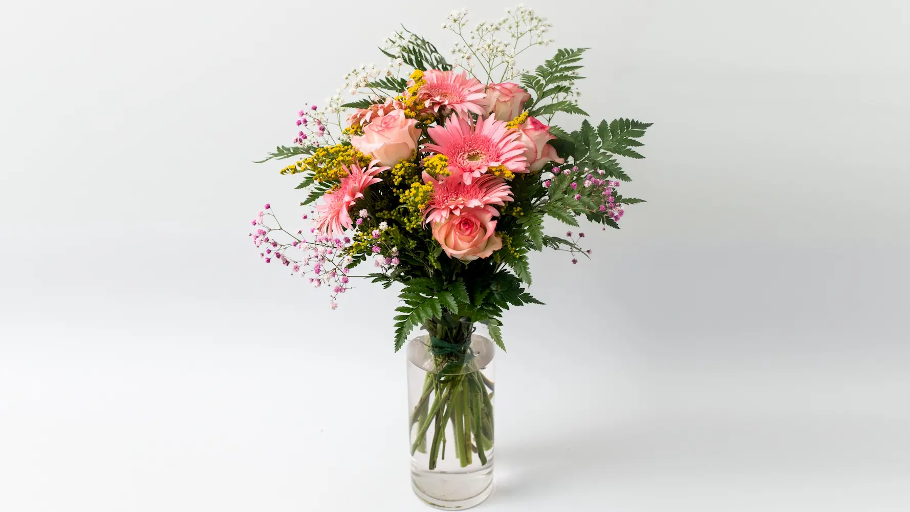 Μπουκέτο με ζέρμπερες και τριαντάφυλλα Μπουκέτο με ζέρμπερες και τριαντάφυλλα