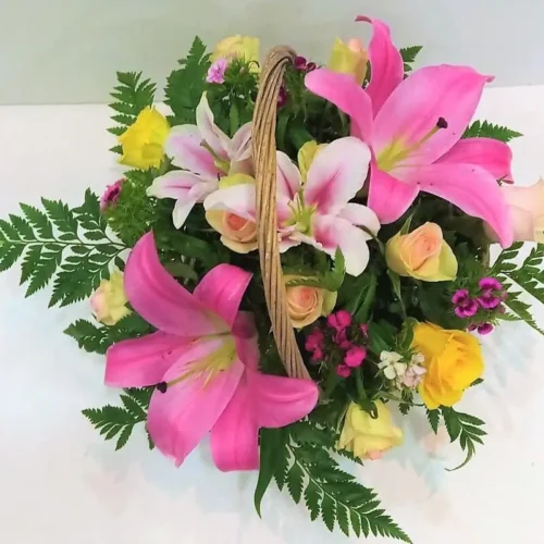 Ανθοσύνθεση σε καλάθι με λίλιουμ και τριαντάφυλλα