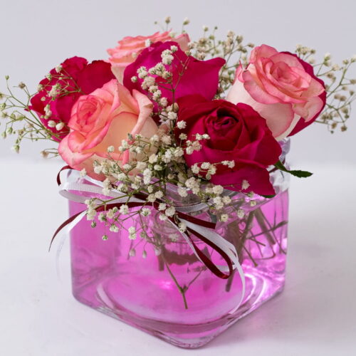 Ανθοσύνθεση σε γυάλινο κύβο με 7 τριαντάφυλλα