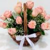 Ανθοσύνθεση με κάλλες 3 Ανθοσύνθεση-με-ροζ-τριαντάφυλλα-σε-πλεκτό-ξύλινο-καλάθι