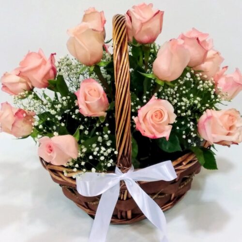 Ανθοσύνθεση-με-ροζ-τριαντάφυλλα-σε-πλεκτό-ξύλινο-καλάθι