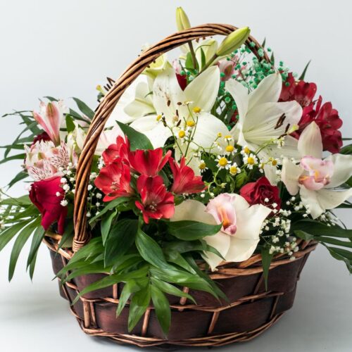 Ανθοσύνθεση σε πλεκτό καλάθι 2