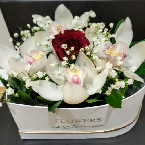 Alternative view of Pure Love: Ανθοσύνθεση καρδιά με ορχιδέες