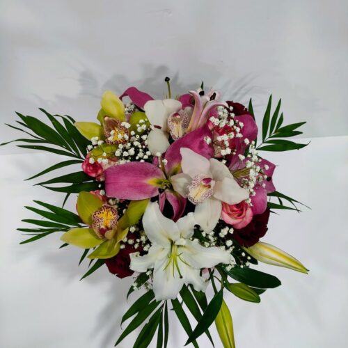 Ανθοσύνθεση σε μεγάλη στρογγυλή γυάλα με κόκκινο τζελ