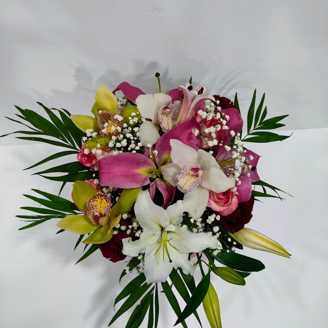 Ανθοσύνθεση σε γυάλα 2 Ανθοσύνθεση σε μεγάλη στρογγυλή γυάλα με κόκκινο τζελ