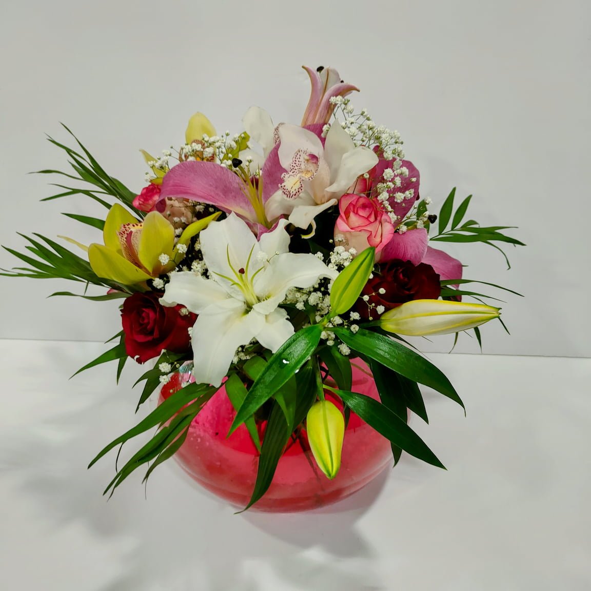 Ανθοσύνθεση σε γυάλα Ανθοσύνθεση σε μεγάλη στρογγυλή γυάλα με κόκκινο τζελ