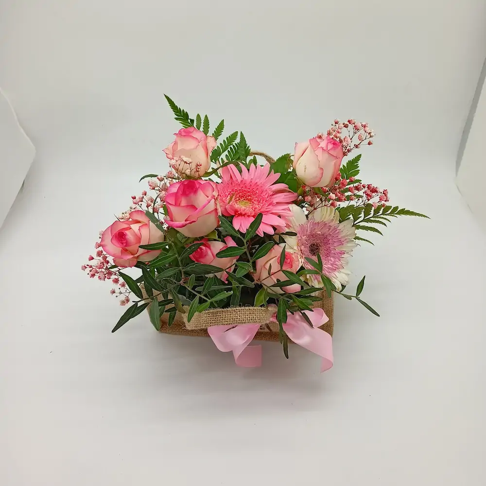 Rustic Ανθοσύνθεση σε Τσαντάκι Λινάτσας με Ροζ Τριαντάφυλλα & Ζέρμπερες rustic-anthosynthesi-se-tsantaki-linatsas-marousi