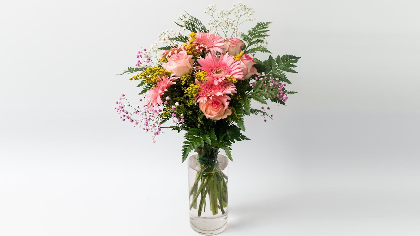 Μπουκέτο με τριαντάφυλλα και ζέρμπερες Μπουκέτο με τριαντάφυλλα και ζέρμπερες