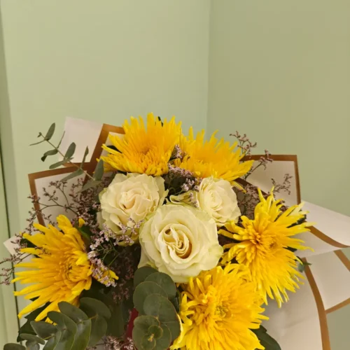 Μπουκέτο σε Κίτρινο & Λευκό με Χρυσάνθεμα, Τριαντάφυλλα Ecuador & Ευκάλυπτο 1 Two tone Bouquet