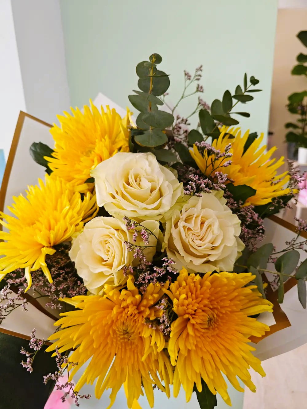 Μπουκέτο σε Κίτρινο & Λευκό με Χρυσάνθεμα, Τριαντάφυλλα Ecuador & Ευκάλυπτο two-tone-bouquet-lefka-triantafylla-kitrina-chrysanthema