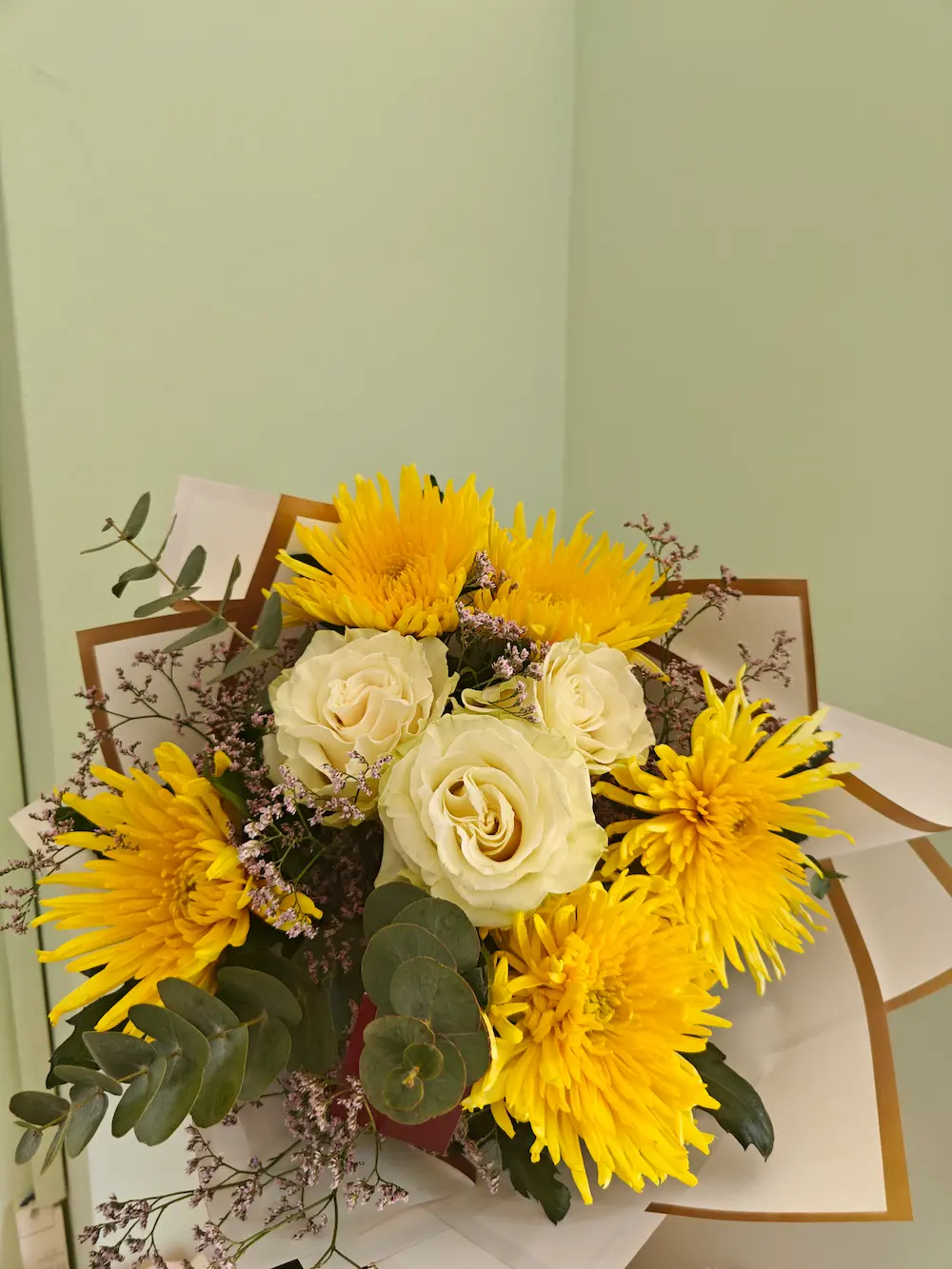 Μπουκέτο σε Κίτρινο & Λευκό με Χρυσάνθεμα, Τριαντάφυλλα Ecuador & Ευκάλυπτο 2 Two tone Bouquet