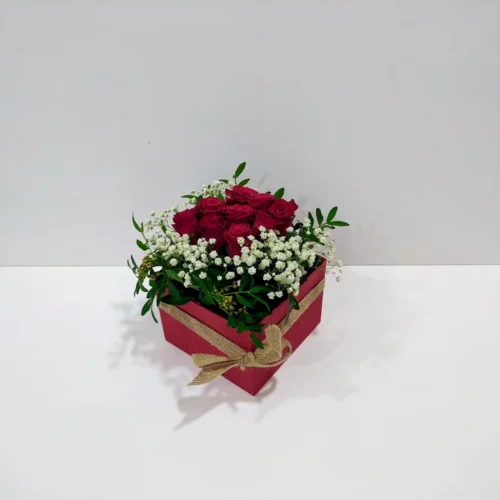 Ανθοσύνθεση με κόκκινα τριαντάφυλλα τετράγωνο κουτί