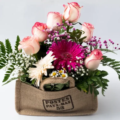 Ανθοσύνθεση σε τσαντάκι από λινάτσα