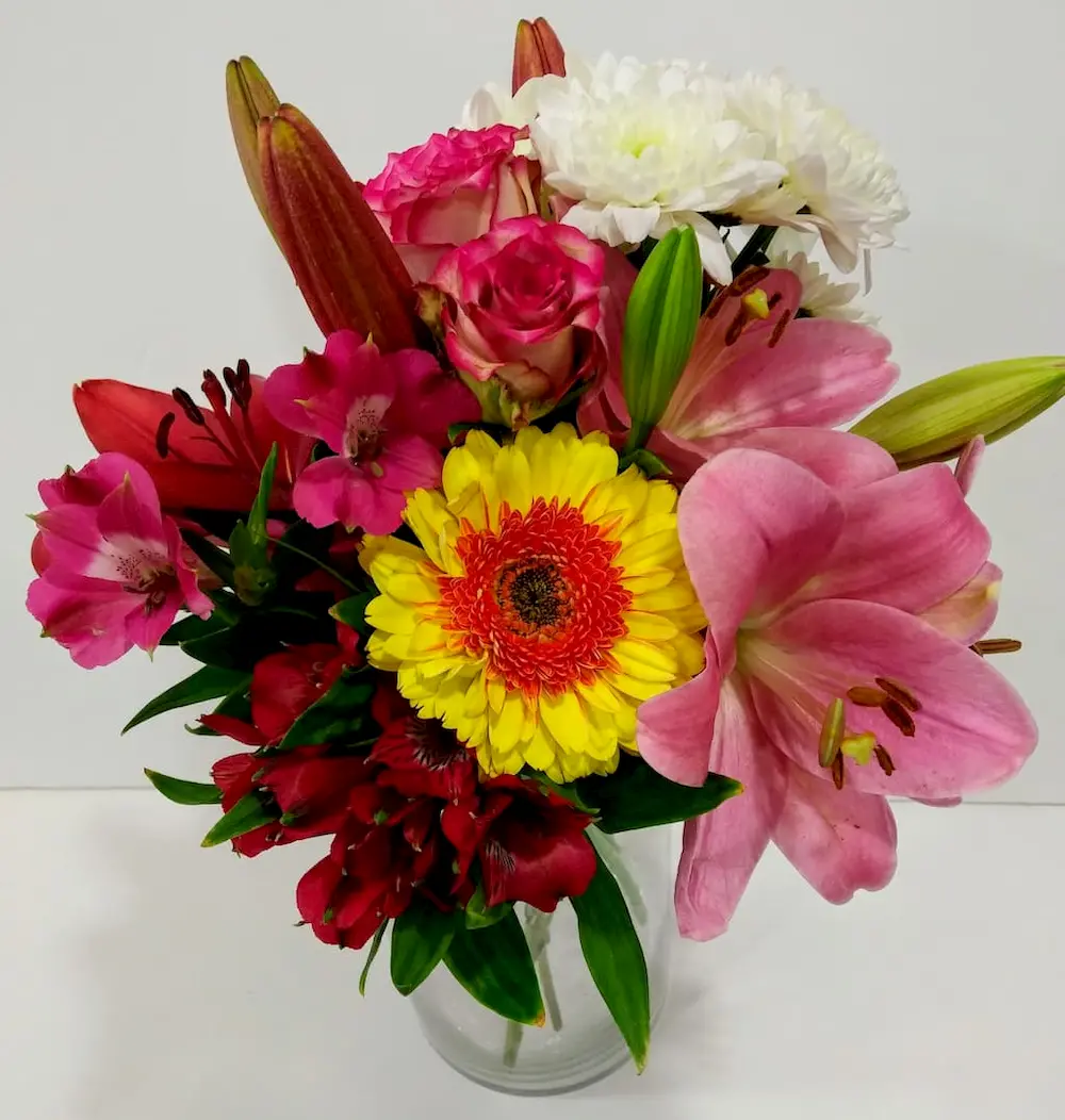Μπουκέτο με λίλιουμ,τριαντάφυλλά,αστρομέριες,ζέρμπερες και χρυσάνθεμα Μπουκέτο με λίλιουμ,τριαντάφυλλά,αμαρυλίς,ζέρμπερες και χρυσάνθεμα