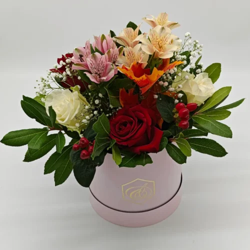 Ανθοσύνθεση με τριαντάφυλλα και αλστρομέριες σε ροζ καπελιέρα - Dragatakis Flowers