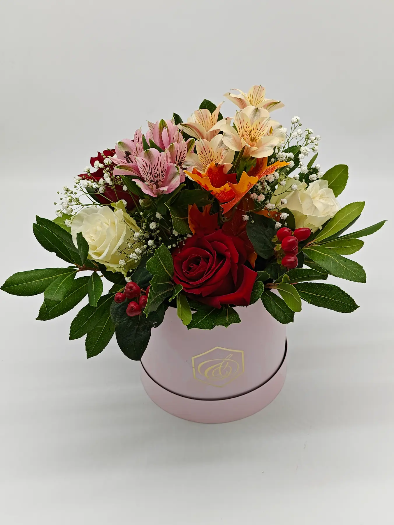 Ρομαντική Ανθοσύνθεση σε Ροζ Box με Τριαντάφυλλα, Αλστρομέριες & Υπέρικουμ Ανθοσύνθεση με τριαντάφυλλα και αλστρομέριες σε ροζ καπελιέρα - Dragatakis Flowers