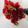 Επιλογές ανθοδέτη: 1 Μοναδικό Μπουκέτο με Λουλούδια Ημέρας 2 Μπουκέτο με 15 κόκκινα τριαντάφυλλα και υπέρικουμ