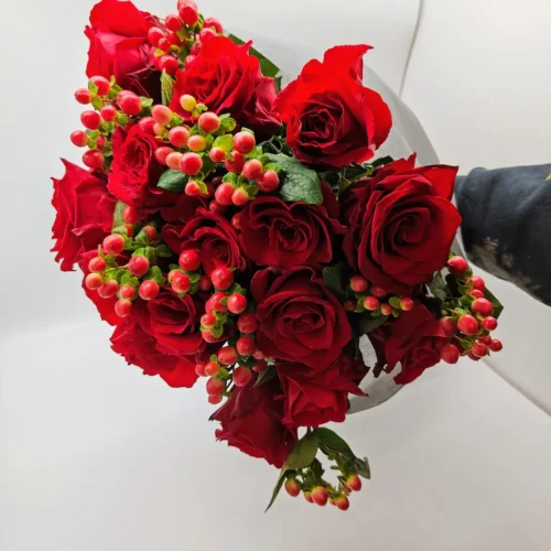 Μπουκέτο με 15 κόκκινα τριαντάφυλλα και υπέρικουμ