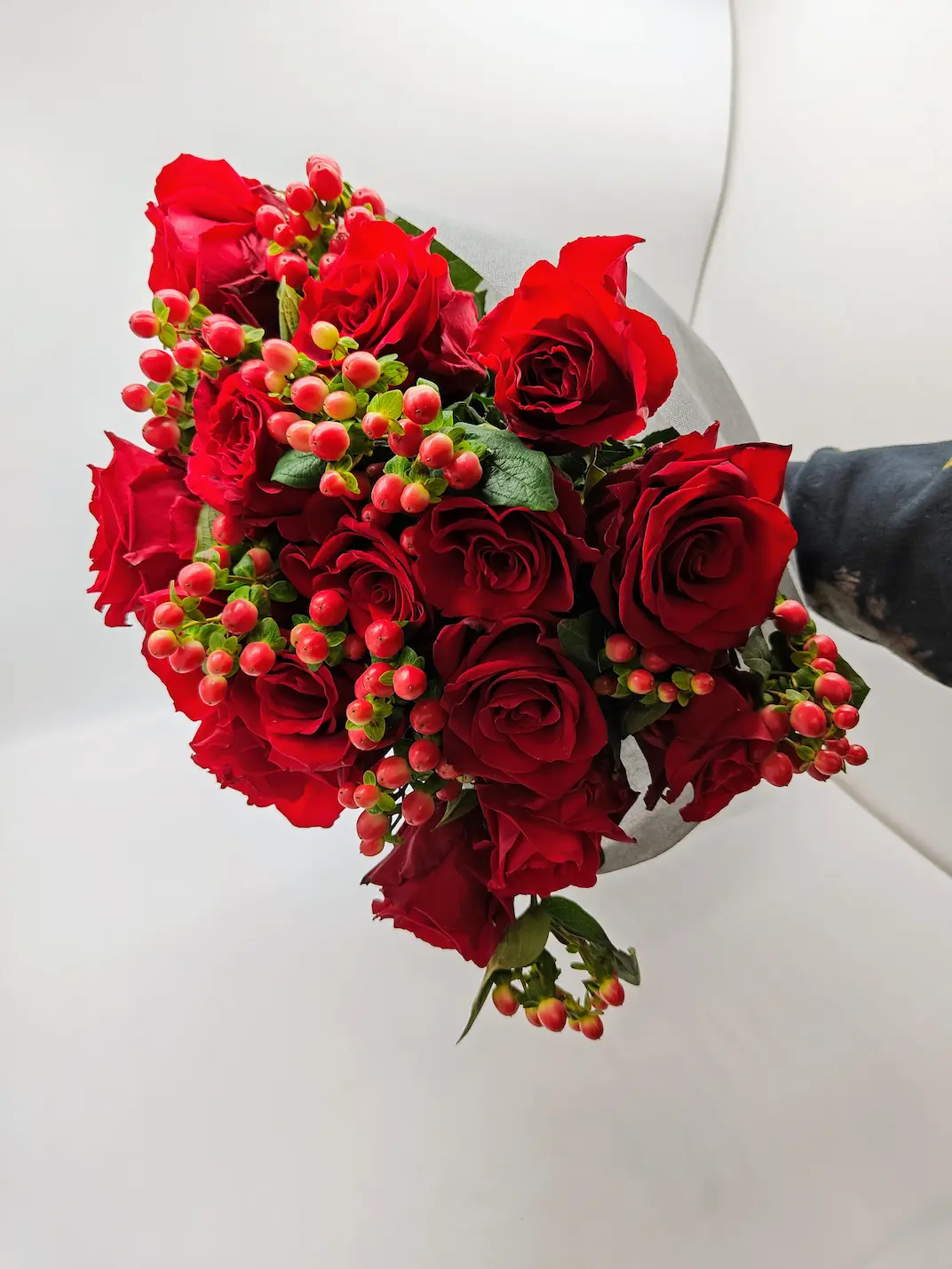 Μπουκέτο με 15 κόκκινα τριαντάφυλλα και υπέρικουμ Μπουκέτο με 15 κόκκινα τριαντάφυλλα και υπέρικουμ