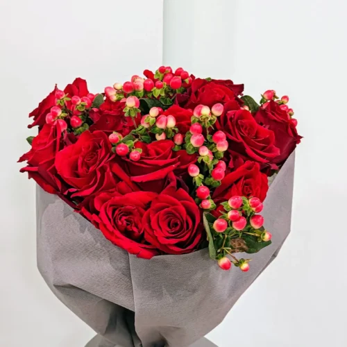 Μπουκέτο με 15 κόκκινα τριαντάφυλλα και υπέρικουμ