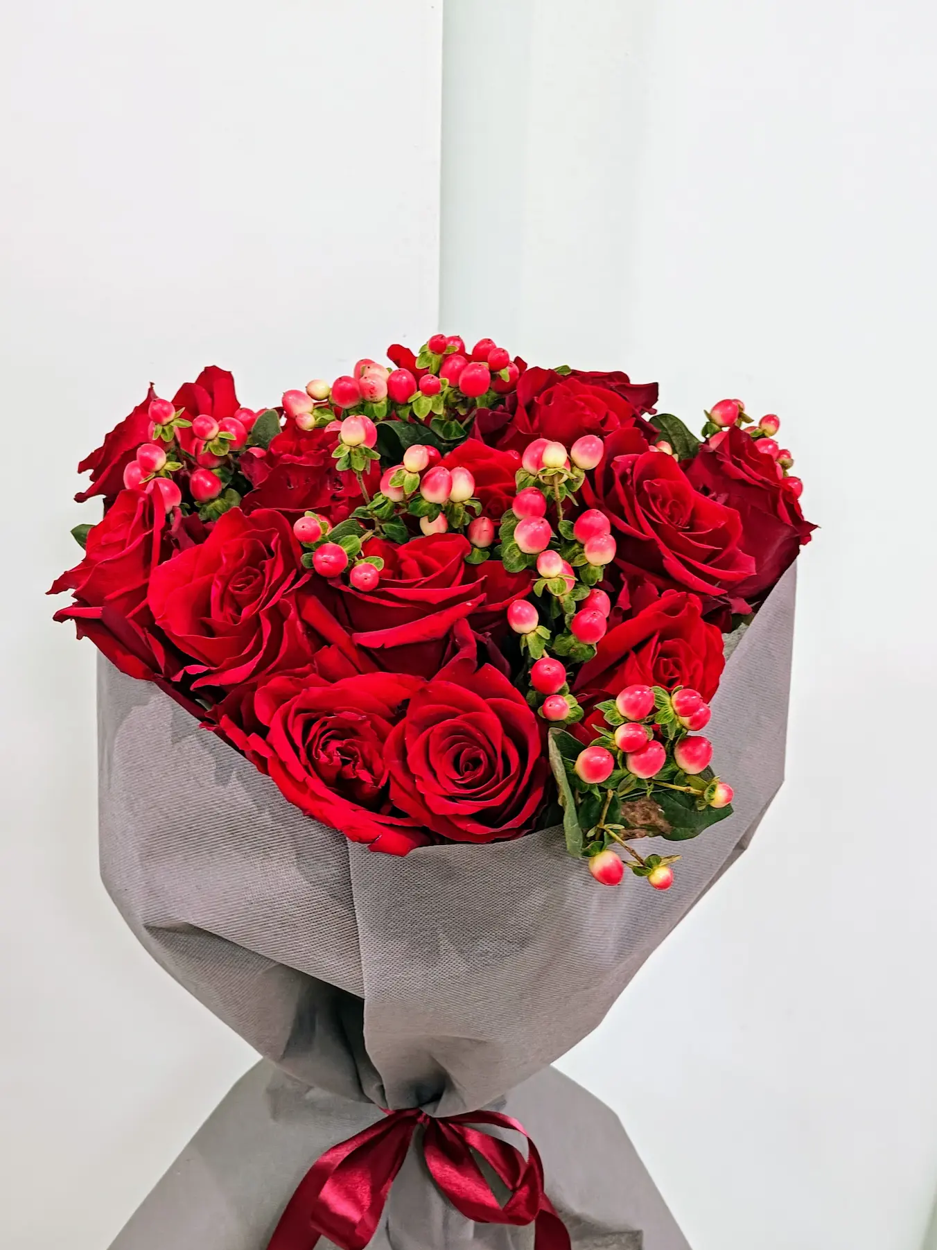 Μπουκέτο με 15 κόκκινα τριαντάφυλλα και υπέρικουμ 2 Μπουκέτο με 15 κόκκινα τριαντάφυλλα και υπέρικουμ