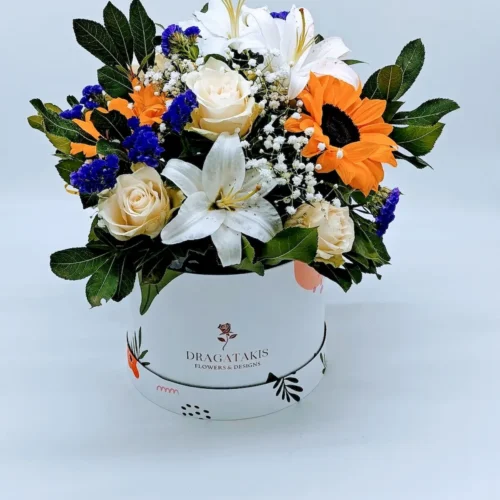 Ανθοσύνθεση σε λευκή καπελιέρα