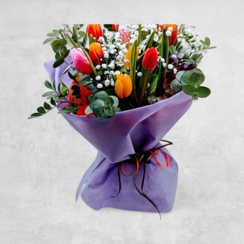 Μπουκέτο με πολύχρωμες τουλίπες και φυλλώματα εποχής